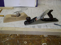 Handmade red oak smoothing plane 266 x 40 mm for fine and concave work; Stanley plane 355 x 50 mm for long and straight work